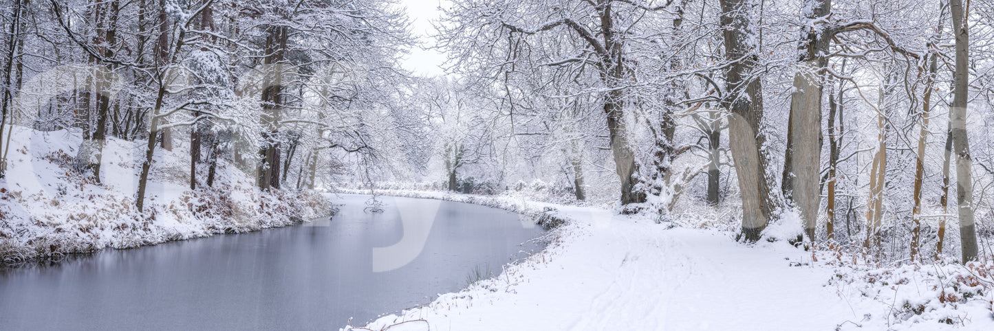 The wallpaper features a subtle, calming pattern.