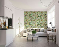 Elegant wallpaper with intricate tropical foliage and exotic plants.

