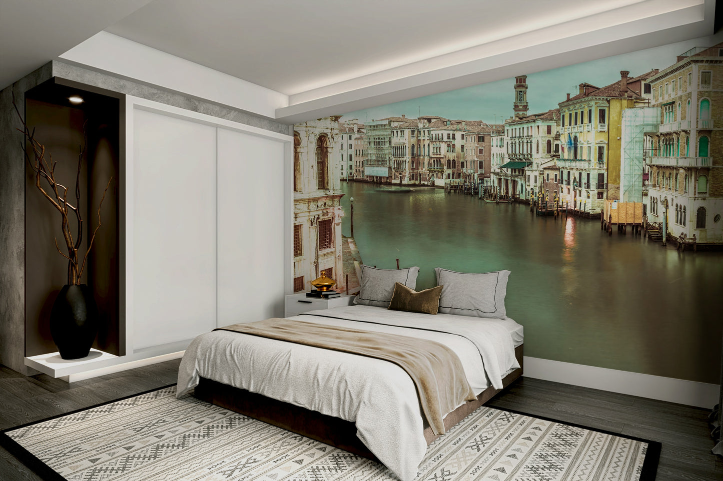 Serene view of the Grand Canal captured in mural wallpaper.


