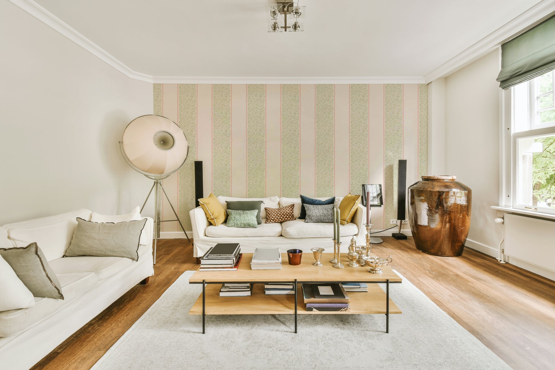 The composition is a harmonious, repeating pattern.

