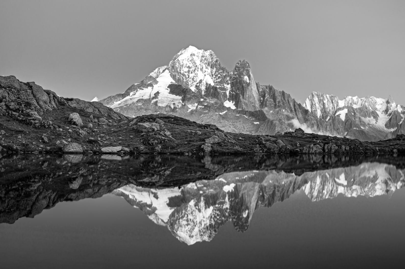 Black & White Landscape Mountain Wallpaper