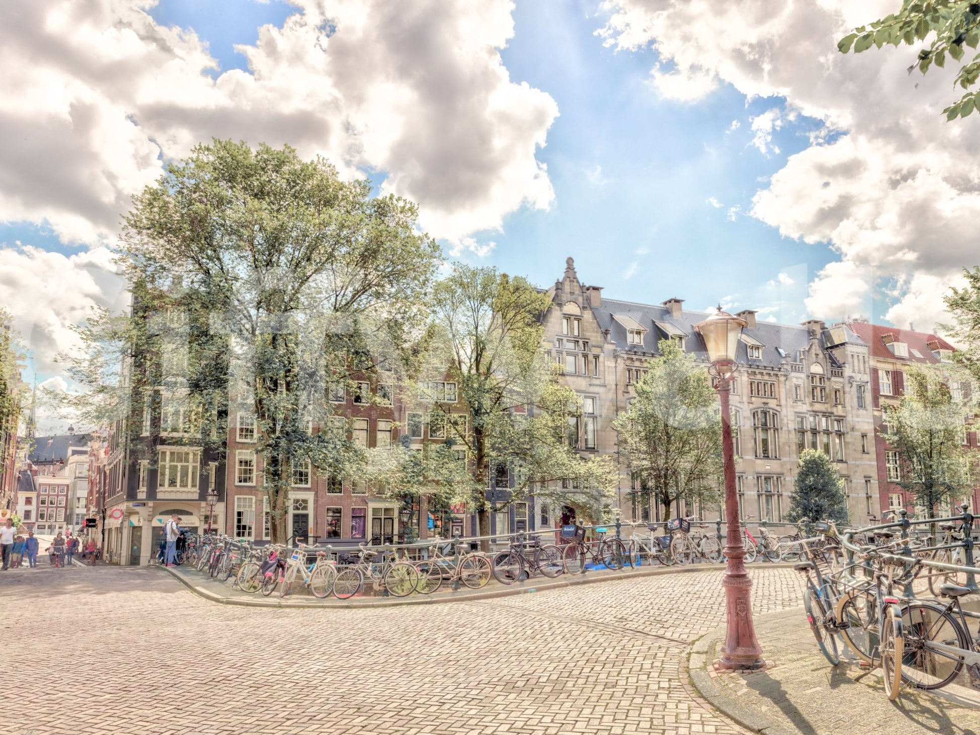 The feeling is one of lively, urban beauty.

