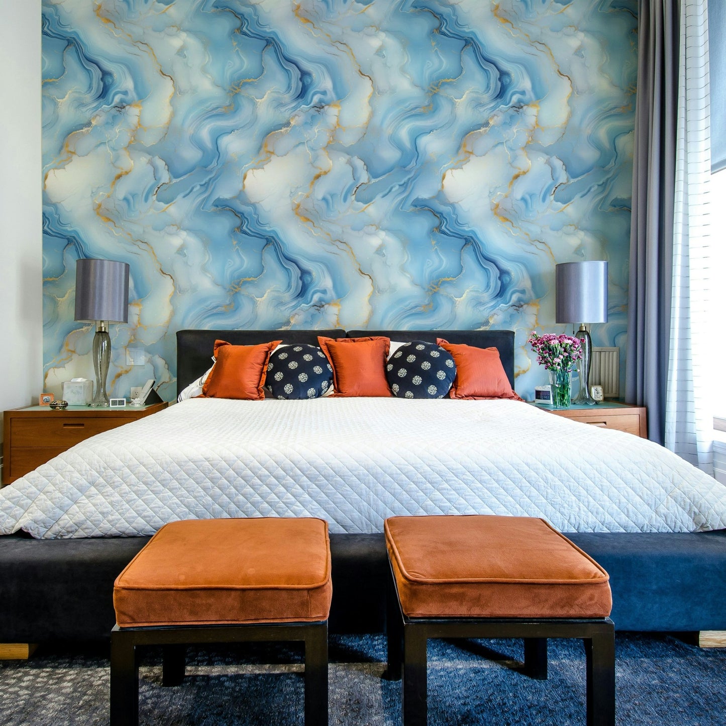 Artistic marble-effect wallpaper in gold and navy

