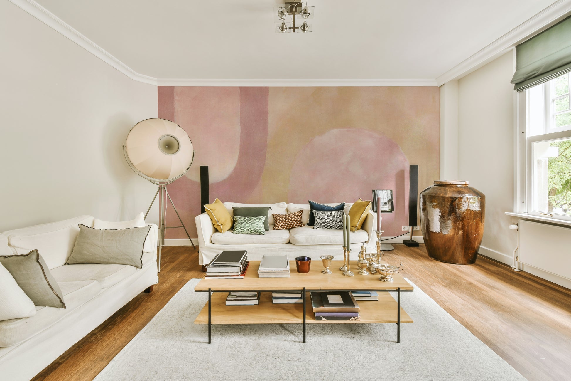 Artistic blush wallpaper with a watercolor look

