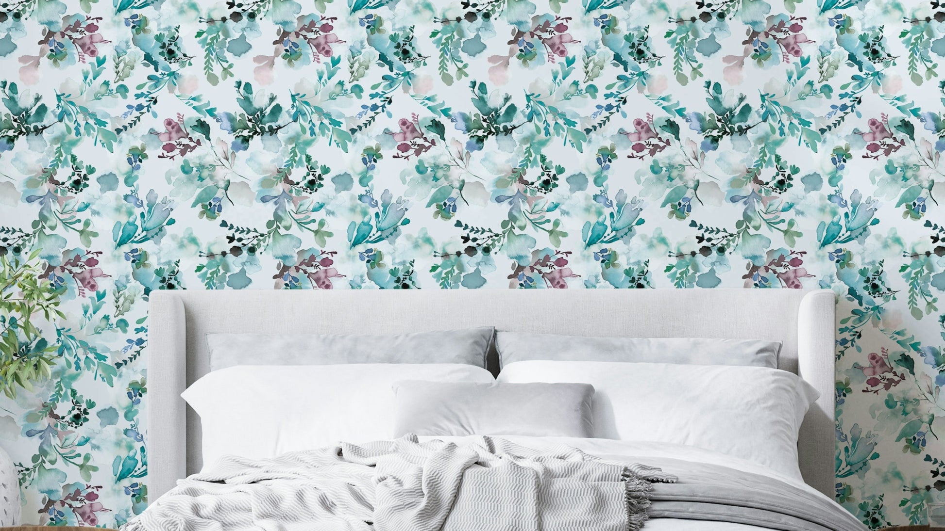 Chinoiserie wallpaper with watercolor floral motifs

