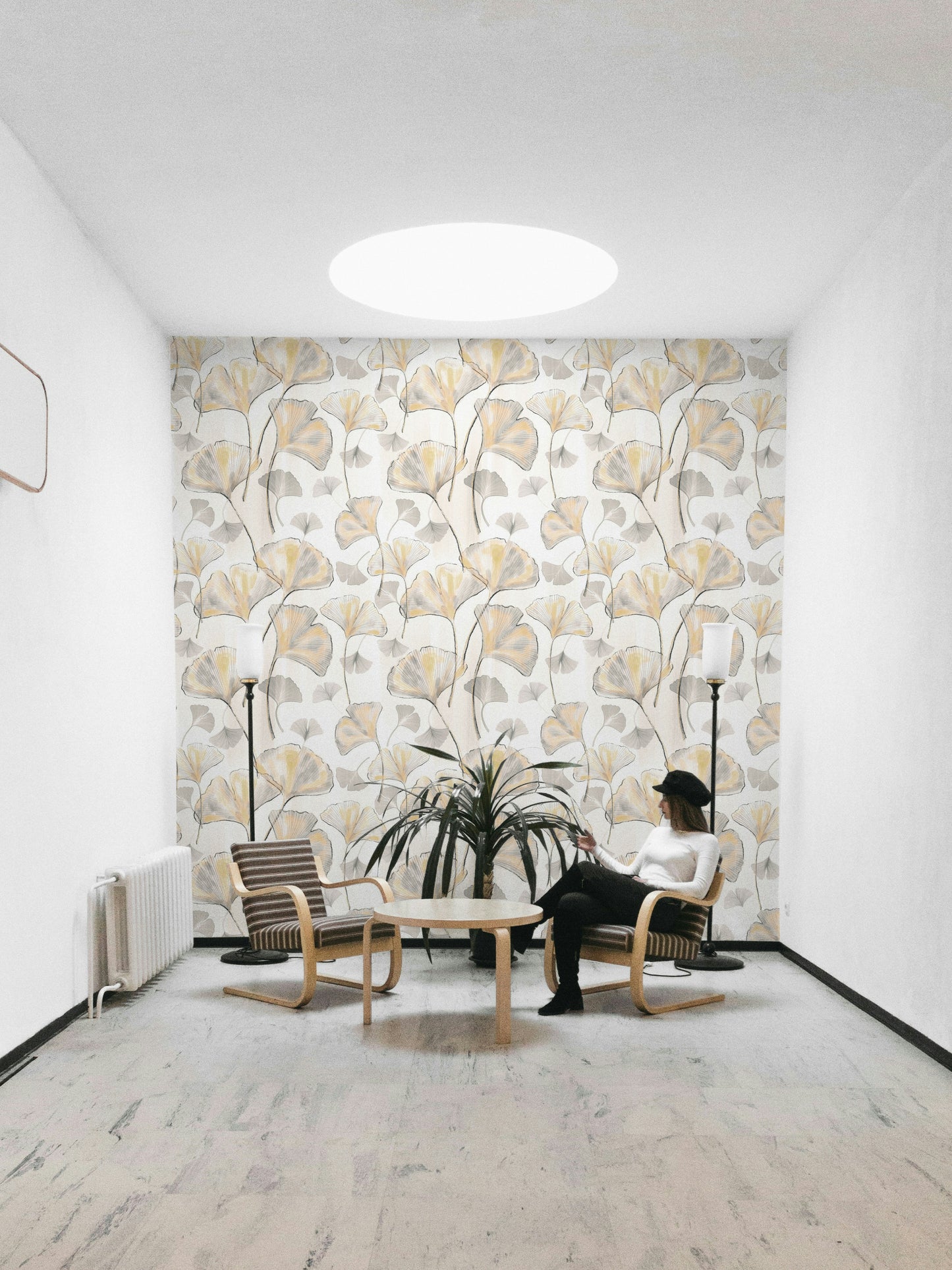 The wallpaper features a subtle, fluid pattern.

