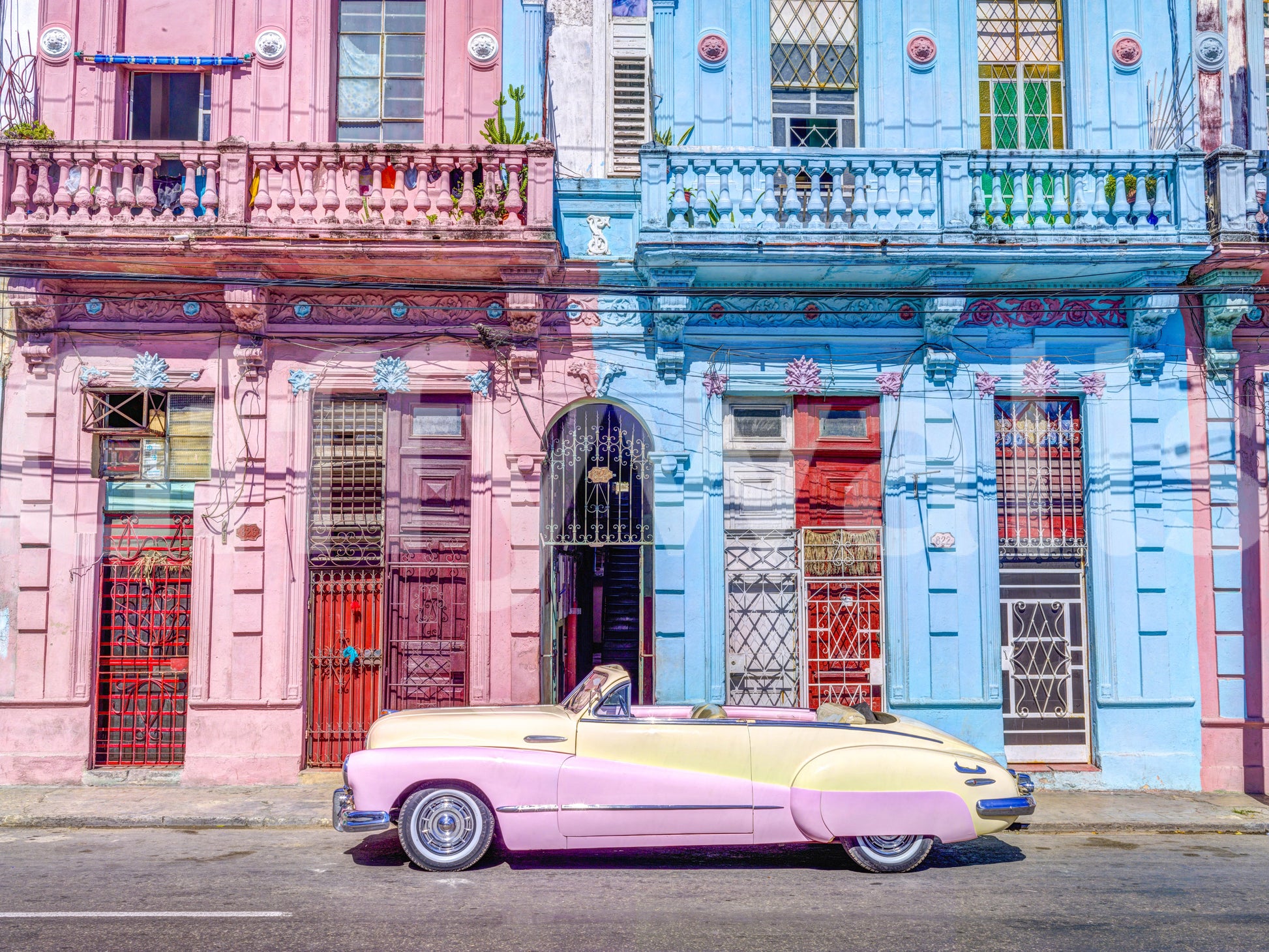 The wallpaper features a subtle, urban pattern.

