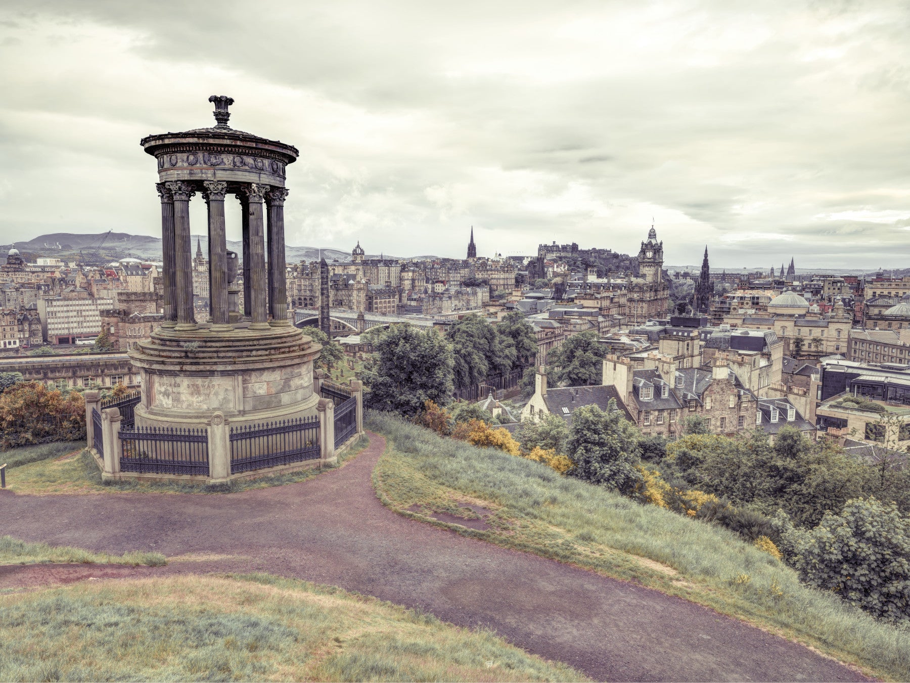Elegant Edinburgh wall decor print, monument against skyline.