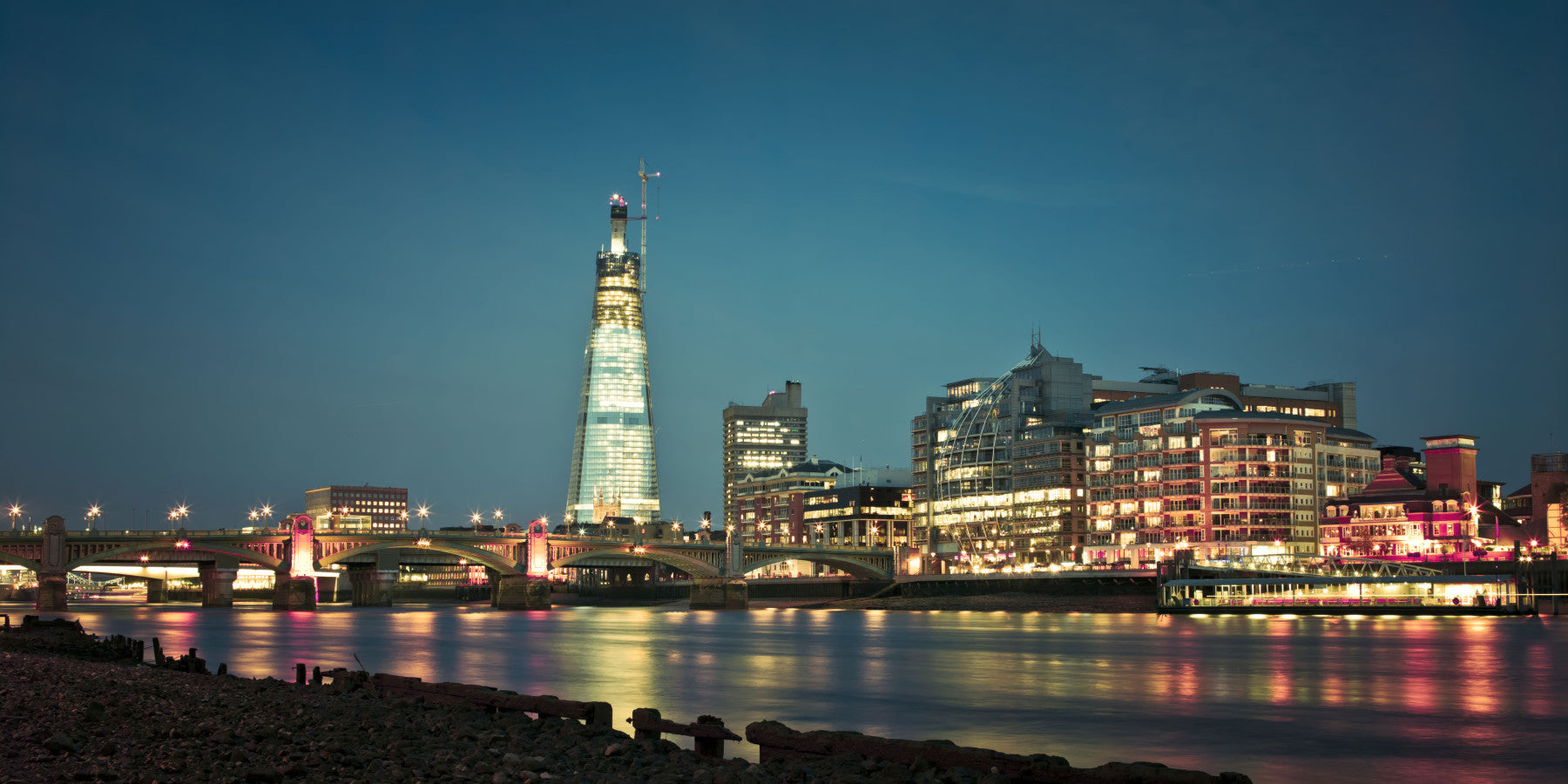 Twilight river panorama lends calm to a bedroom with the London Skyline wall mural