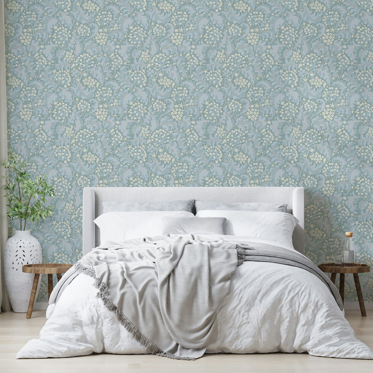 Pearlescent sea kale design for sophisticated walls

