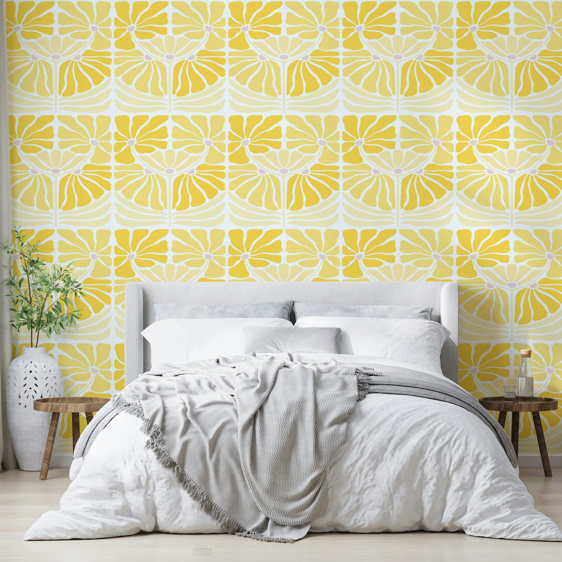 Daisy wallpaper in natural sunlight hues

