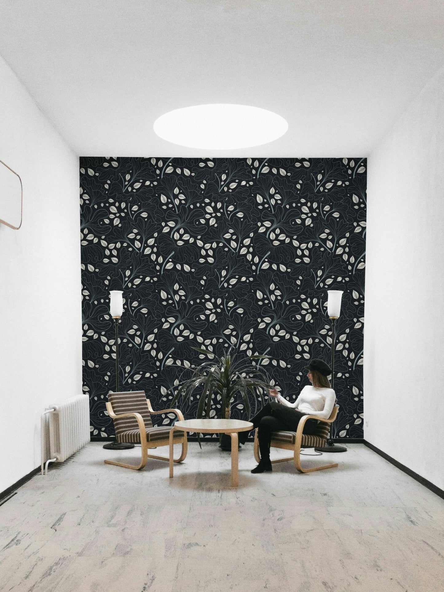 Wallpaper with a pattern of ginkgo leaves.

