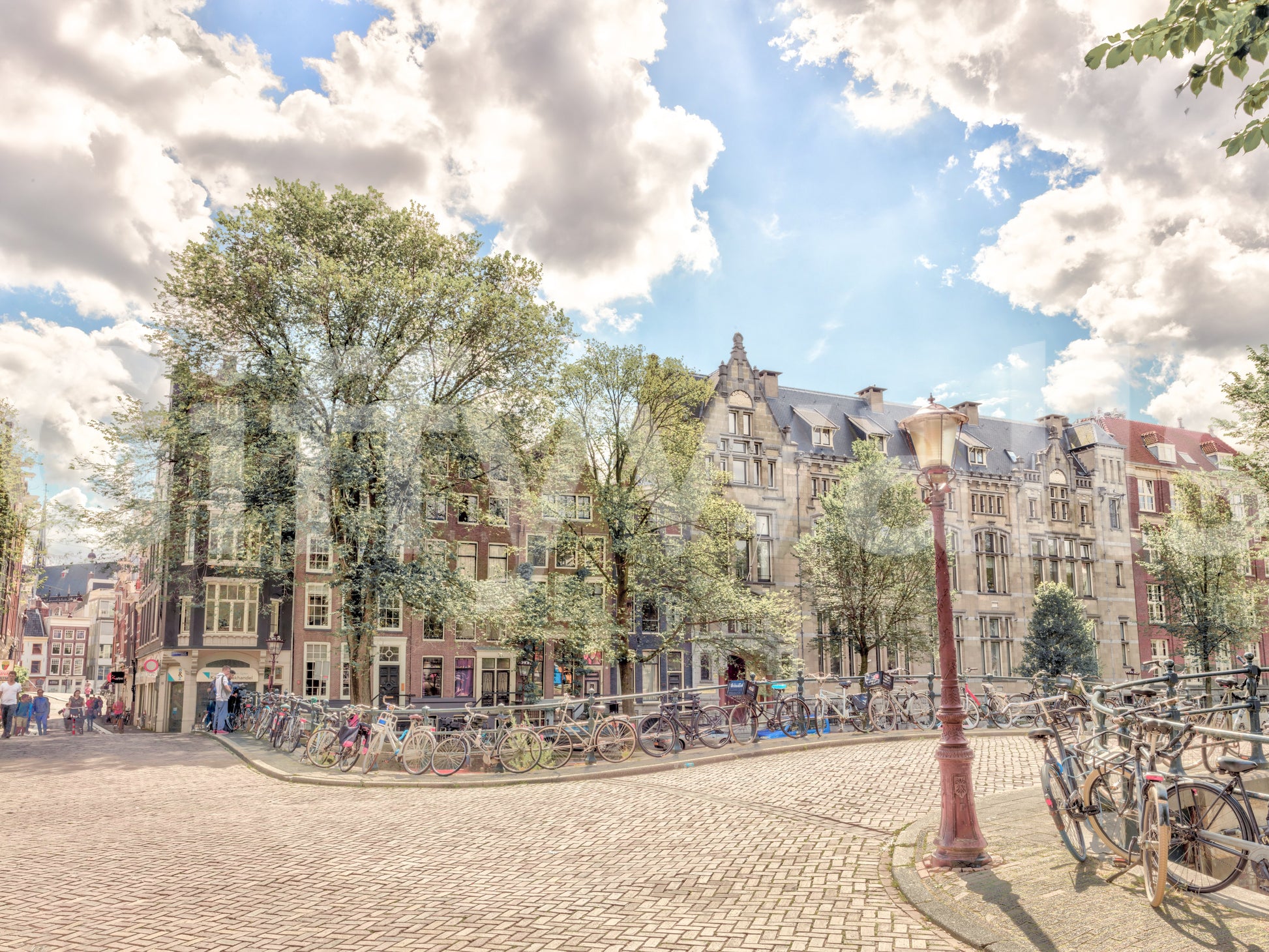 The feeling is one of lively, urban beauty.

