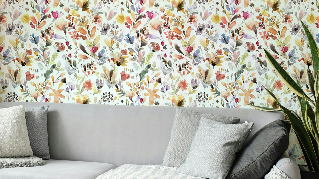 Expressive floral wallpaper with hand-drawn look

