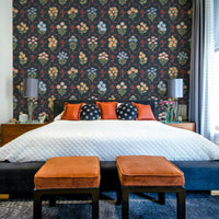 Floral wallpaper with seasonal charm
